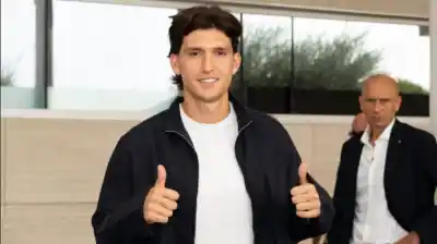 Balerdi llegó a Italia para firmar con la Roma: el detalle del contrato que lo acerca a la Champions