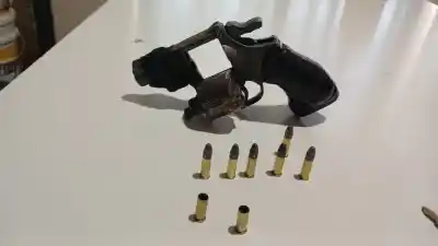 Allanamientos en Tucumán por las armas que llevaron alumnos a dos escuelas: qué secuestraron