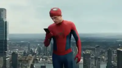Spider-Man se juega un teléfono de 1.000 dólares en el borde de un abismo y los fans no pueden creerlo
