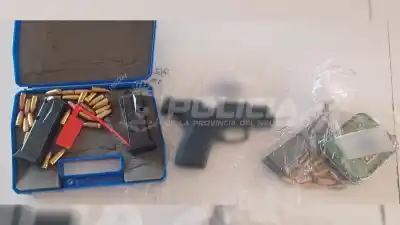 Secuestraron drogas, un arma 9 mm y municiones en allanamientos por un robo en Neuquén: dos demorados