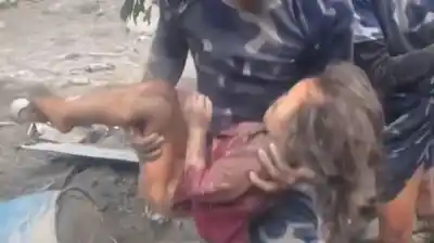 Rescataron con vida a una nena de seis años tras 60 horas bajo los escombros en Nepal: cómo lograron sacarla