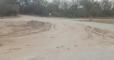 Tierra y arena en la entrada a Nueva Coneta: vecinos denuncian derrapes y piden que terminen la obra