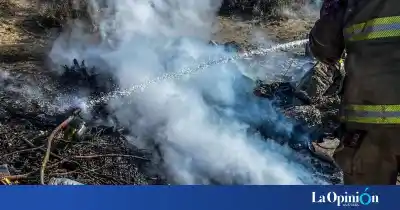 Incendio en Caleta Olivia: el operativo de los bomberos para extinguir las llamas en la vía pública