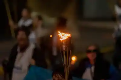 Con antorchas y un reclamo salarial: los docentes de Entre Ríos marcharon hasta Casa de Gobierno