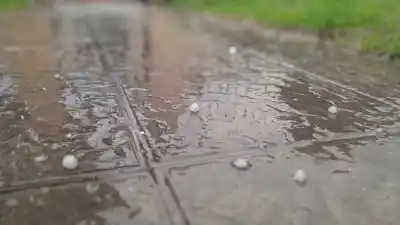 Granizo y chaparrón sorprendieron a Santa Rosa en plena tarde de sábado