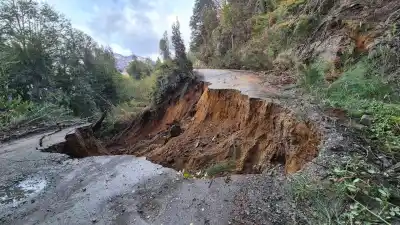 Un socavón partió la Ruta 71 en Los Alerces y Vialidad ya trabaja en la reconstrucción