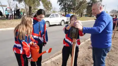 80 árboles nuevos para Villa María: la plantación que unió a estudiantes y Municipio