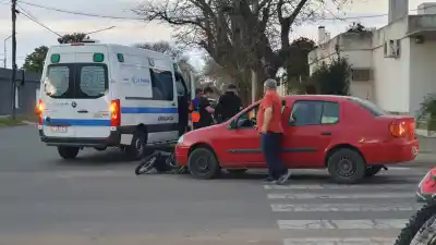 Una adolescente en moto chocó contra un auto en plena Avenida y 105