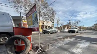 Un pozo que no se puede tapar: lleva más de un año y ya provocó caídas en Capital