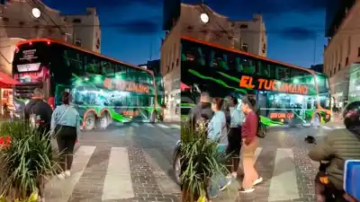 Un colectivo quedó atrapado al doblar y generó caos en pleno centro