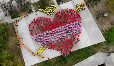 Cientos de vecinos formaron un corazón gigante en Bajada Grande