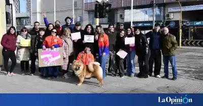 Abrazos gratis en pleno centro de Río Gallegos: cómo fue la jornada que emocionó a los vecinos