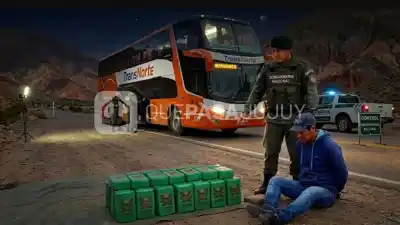 Un colectivo de larga distancia llevaba más de 40 kilos de marihuana en su bodega