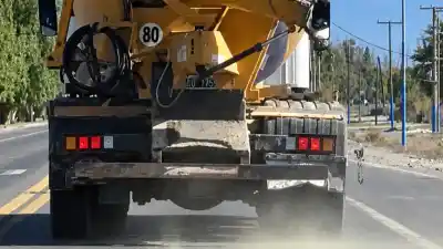 Un camión hormigonero perdió cemento en la Ruta 20 y salpicó a un auto