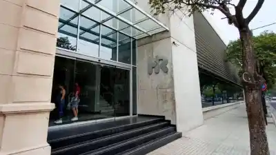 La apuñaló mientras dormía y ella logró quitarle el cuchillo