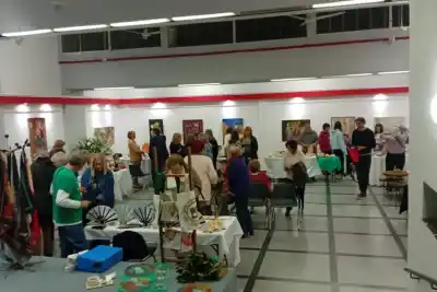 Arte, tango y guiso de lentejas: la feria que revivió a Carlos Asiaín en Paraná