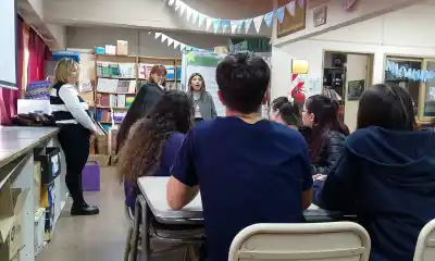 Jóvenes de Rawson ya venden calcos, topping y ropa: el taller que los impulsa