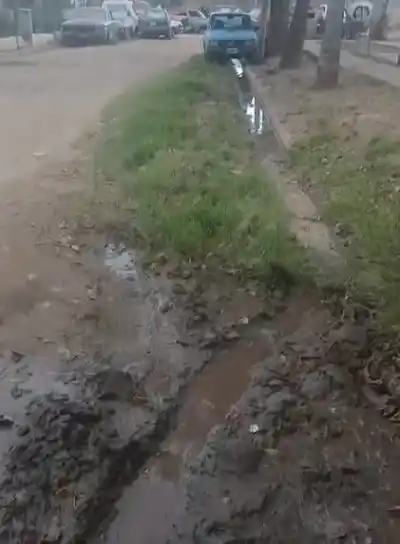 Un caño roto lleva más de un mes tirando agua en la zona norte