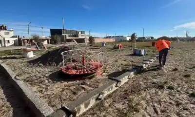 Puerto Rawson: suman juegos infantiles a un espacio verde que los vecinos construyeron