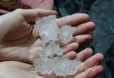 Granizo y viento en Ituzaingó: destrozos y cortes de luz en plena madrugada