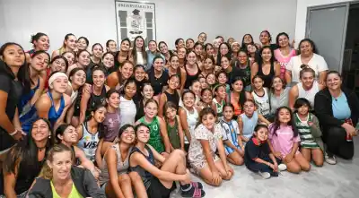 Universitario inauguró el vestuario de hockey femenino y promete nuevas obras