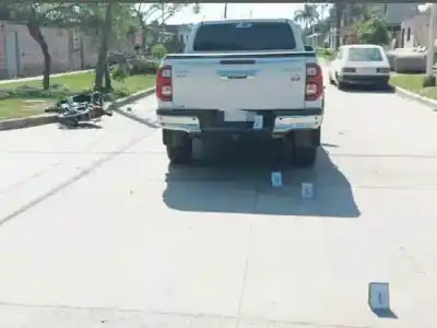 Murió el motociclista de 27 años que chocó contra una camioneta en el barrio Simón Bolívar
