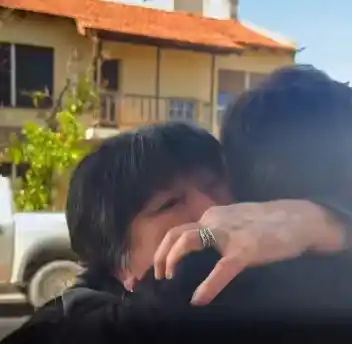 Kicillof en Bahía Blanca: La advertencia sobre Milei y el abrazo que lo dejó sin palabras