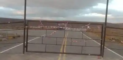Una tranquera de metal corta una ruta provincial en Chubut y desata un conflicto por tierras privadas