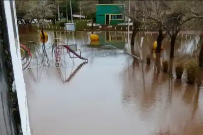 Con el río en bajante, tres balnearios de Concepción del Uruguay siguen cerrados por el barro
