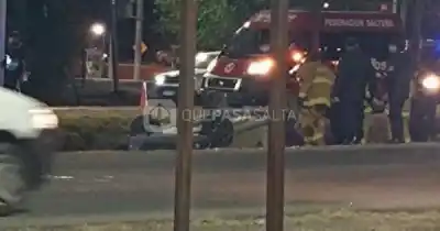 Un auto volcó y quedó dentro de un zanjón en la zona norte de Salta