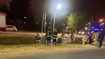 Volcó dentro de un canal en la Circunvalación Noroeste y una mujer tuvo que ser asistida