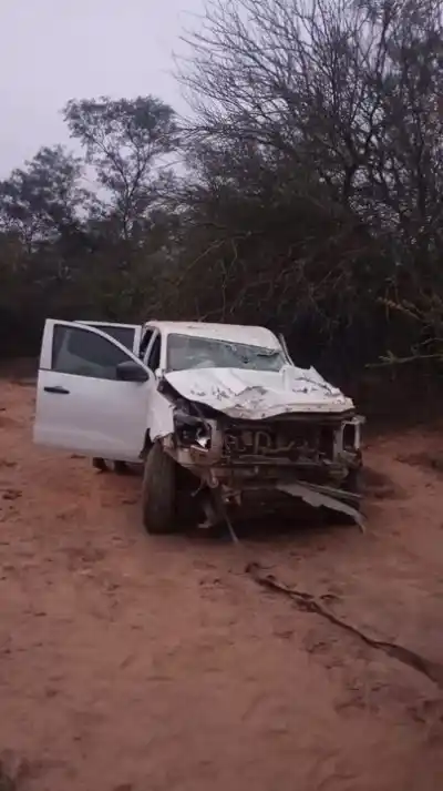 La Toyota Hilux sin patente que escapó y dejó al patrullero fuera del camino