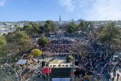 Arroyito celebra el Día del Niño con juegos, payaso y sorteos en la Plaza 25 de Mayo