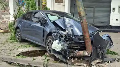 Un auto se estrelló contra un poste en una rotonda de San Pedrito
