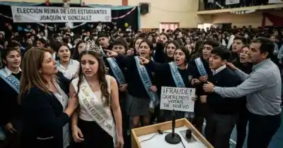 Elección de la reina estudiantil terminó en escándalo: amenazas y una joven afectada