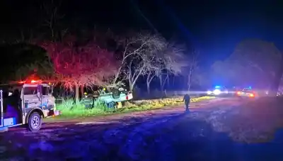 Desnudo y furioso: robó una camioneta, volcó y terminó en Salud Mental