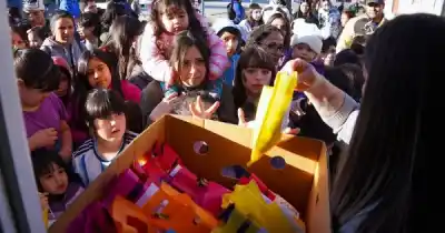 Casi 100 juguetes y peluquería gratis: la jornada que reunió a las familias en El Carmen