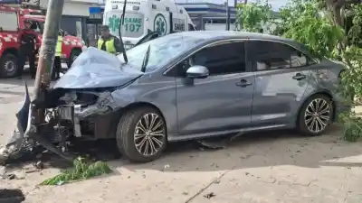 Choque en San Pedrito: un conductor quedó atrapado tras impactar contra un poste