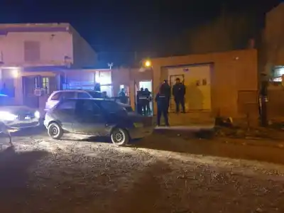 Dañó un auto, rompió una ventana y agredió a una policía: detenida en Comodoro
