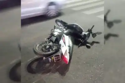 Dos jóvenes hospitalizados tras un violento choque de motos en Belgrano y Rivadavia