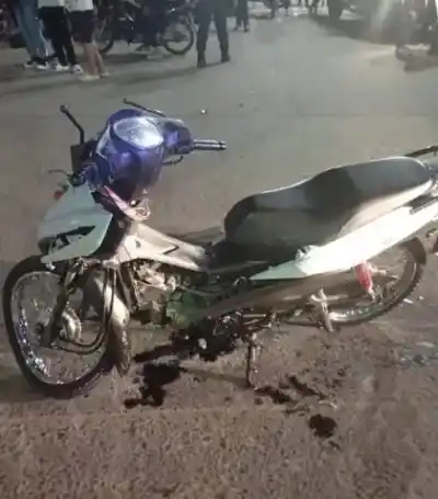 Murió un adolescente de 16 años tras chocar con una camioneta en Corrientes