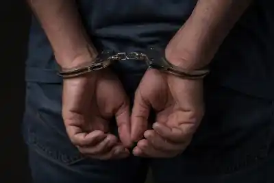 Demoraron a un chico de 17 años con marihuana en una moto adulterada