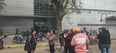 Protesta frente al CIS Banda: denuncian presunta mala praxis tras una cesárea