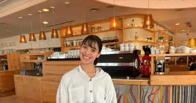 La emoción de Carla, la alumna de APRID que cumple su primera práctica en una confitería de San Rafael