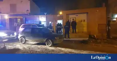 Detuvieron a una mujer que agredió a una policía y dañó un auto en Comodoro
