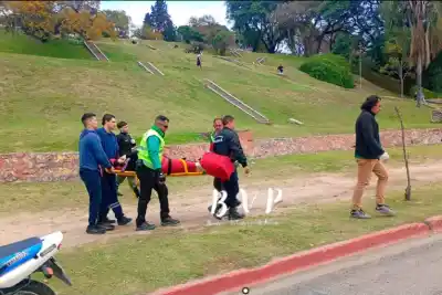 Se fracturó un tobillo al caer de una barranca en el Parque Urquiza