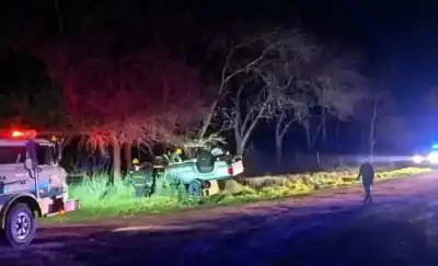 Saltaba desnudo sobre una camioneta volcada en Trenel y terminó internado
