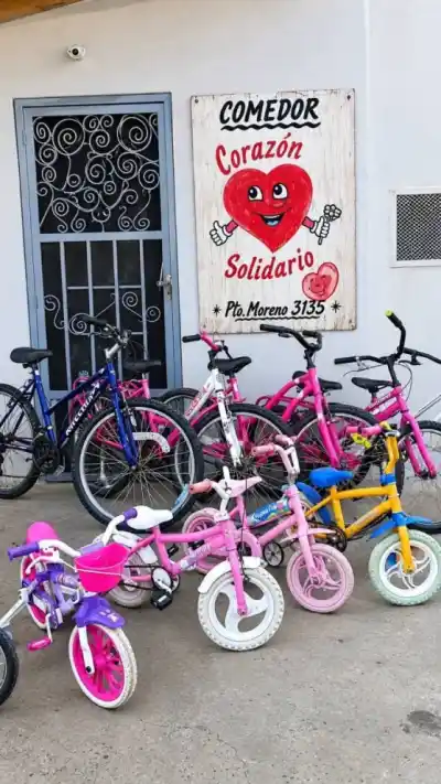 La familia que recicla bicicletas y ya regaló casi 1.000 en el Valle