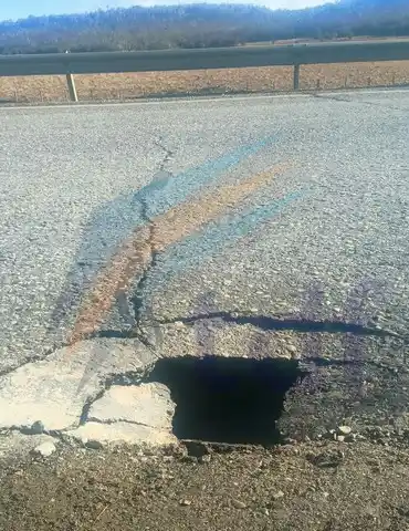 Peligro en la ruta 3: un socavón por falta de mantenimiento complica el tránsito en Tierra del Fuego