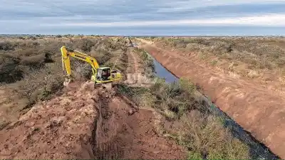 Con El Niño a la vista, Santa Fe arranca la limpieza de 12 canales clave en el centro